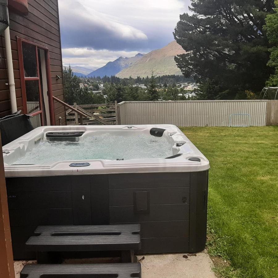 Hot Tub And Views Over Central Queenstown - Entire Holiday House Exterior foto
