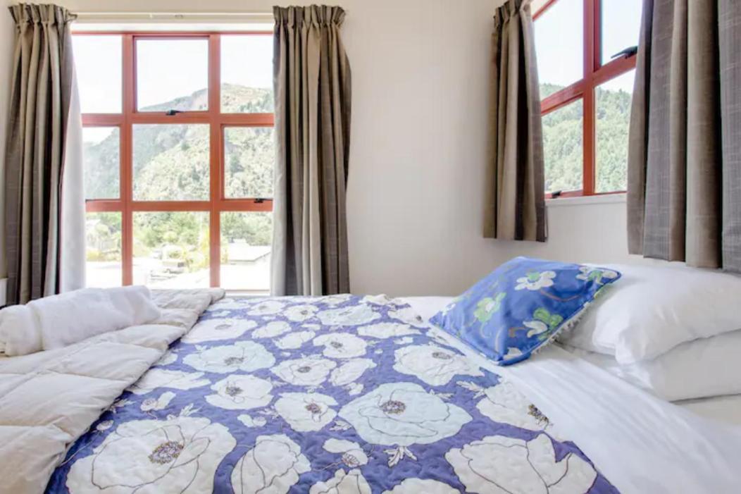 Hot Tub And Views Over Central Queenstown - Entire Holiday House Exterior foto